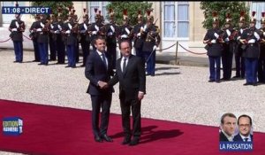 Emmanuel Macron raccompagne François Hollande jusqu'à la voiture