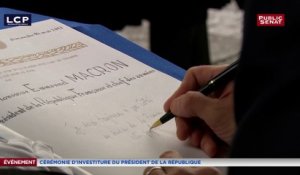 Emmanuel Macron signe le livre d'or sous l'Arc de Triomphe