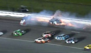 Crash impressionnant en pleine course de NASCAR !