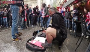 Des supporters de l'Ajax très généreux avec un muscicien de rue (Lyon)