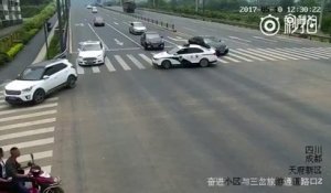 Un policier se met en travers de toute la circulation pour aider un vieil homme