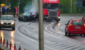 Un automobiliste à moitié éjecté de sa voiture