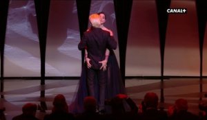 Monica Bellucci et Alex Lutz dansent sur Piensa en mi ! - Festival de Cannes 2017