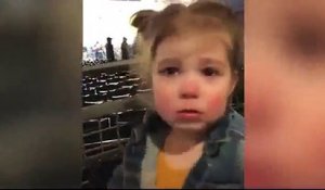 Cette fille de 3 ans tellement triste après la défaite de l'équipe de son père