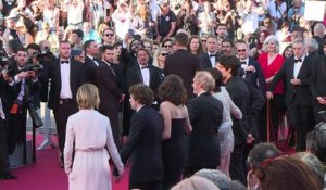 Cannes: l'équipe du film d'Arnaud Desplechin sur les marches