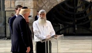 Donald Trump se recueille devant le Mur des Lamentations à Jérusalem