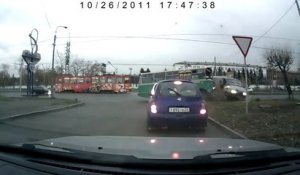 Cette camionnette se fait défoncer par un bus scolaire en Russie !