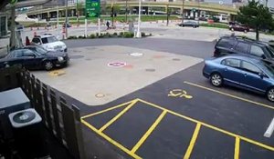Une femme saute sur le capot de sa voiture pour empêcher un carjacking