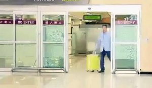 Une entrée inoubliable d'un politicien sud-coréen dans un aéroport