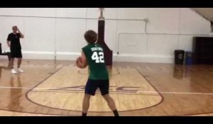 Antoine Griezmann enchaîne les paniers de basket à Boston (vidéo)