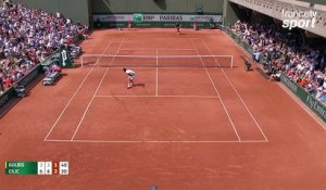 Roland-Garros 2017 : Superbe échange à la volée entre Ernests Gulbis et Marin Cilic (6-3, 6-3, 2-1)