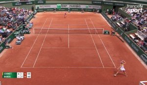 Roland-Garros 2017 : L’énorme passing de Babos en bout de course (6-2, 6-7, 1-0)