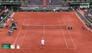 Roland-Garros 2017 : Alexander Zverev s’offre le break sur un passing splendide (4-6, 6-3, 2-1)