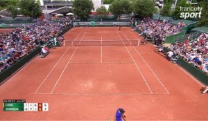 Roland-Garros 2017 : Johnson gagne (6-2, 7-6, 3-6, 7-6) et s'effondre, Coric craque totalement