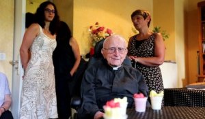 L'Abbé Foussat chante pour fêter ses 104 ans