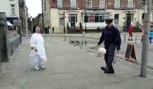 un policier et une religieuse jouent au foot