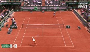 Roland-Garros 2017 : Superbe montée au filet de Muguruza (7-5, 2-0)