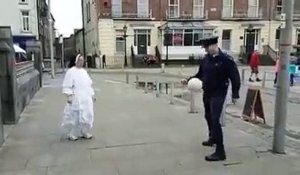 Un policier et une nonne jouent au foot dans la rue... Pourquoi pas!