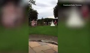 Un homme ayant la honte après que sa petite amie attrape le bouquet pendant un mariage