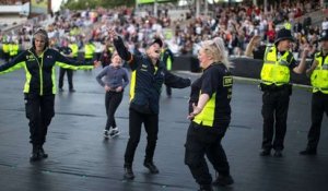 "One Love Manchester" : les policiers dansent avec le public