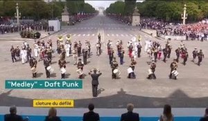 La fanfare de l'armée française joue un medley de Daft Punk