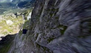 Le champion de Wingsuit Graham Dickinson fait un vol de malade en frolant la montagne