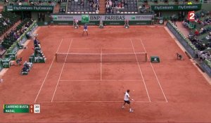 Roland-Garros 2017 : Le premier break pour Nadal avec un super coup droit croisé (0-2)