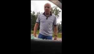 Un papy très en colère éclate les vitres d'une voiture à coup de matraque