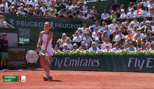 Roland-Garros 2017 : Simona Halep fait craquer Jelena Ostapenko en coup droit (4-5)