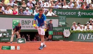 Roland-Garros 2017 : Wawrinka s'arrache pour gagner le point au filet et demande l'appui du public ! (2-6, 3-6, 1-3)