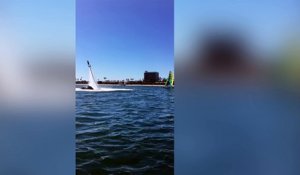 Un homme en flyboard aide un bateau à voile à se relever !