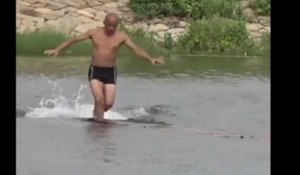 Un moine Shaolin réalise l’exploit de marcher sur l’eau ! (Vidéo)