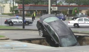 Une femme s'échappe d'une voiture engloutie par un trou énorme en Floride