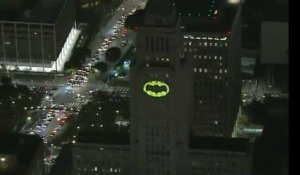 Los Angeles allume un vrai Bat-signal pour dire au revoir à Adam West