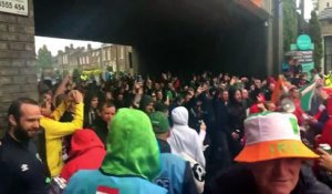 Supporters autrichiens VS supporters irlandais dans une rue : bonne ambiance!