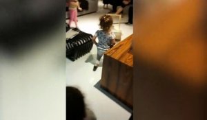 Cette petite fille est une future star de flamenco ... olé !