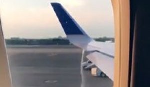Une grosse fuite de carburant sur une aile d'un avion !!