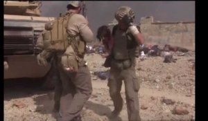 Irak : Un humanitaire risque sa vie pour sauver une petite fille lors d'affrontements avec Daesh (vidéo)