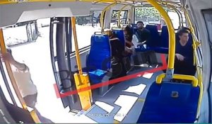 Cette jeune femme turque va se faire gifler parce qu'elle est en short dans un bus