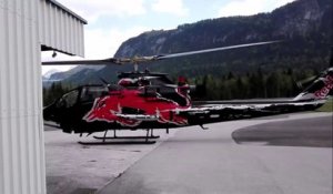 Un hélicoptère atterrit trop près d'un bâtiment
