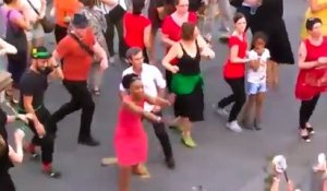L'ancien présentateur de France 2 fait une danse endiablée pendant la fête de la musique !