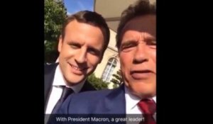 Emmanuel Macron reçoit Arnold Schwarzenegger et fait une vidéo Snapchat avec l’acteur ! (Vidéo)