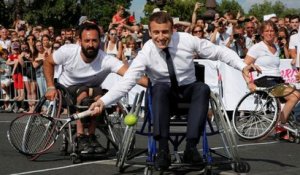 Emmanuel Macron joue au tennis pour les JO de Paris 2024