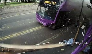 Il se fait percuter par un bus mais va quand même au pub juste après l'accident!