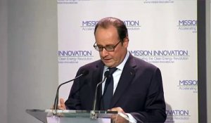 François Hollande aurait-il du mal à couper le cordon ?