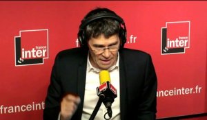 Jean-Marc Four offre une cravate à Patrick Cohen