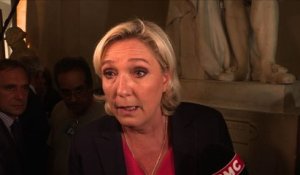 Congrès: Marine Le Pen dénonce le "flou" de Macron