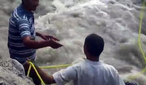 Dans une rivière déchaînée, une jument pouvait à peine garder la tête hors de l’eau...