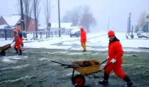 Bataille de boules de neige entre des policiers et des ouvriers