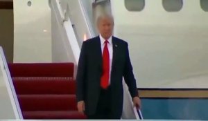 Donald Trump offre à nouveau un moment surprenant en ne voyant pas sa limousine qui pourtant... est devant lui ! - VIDÉO
